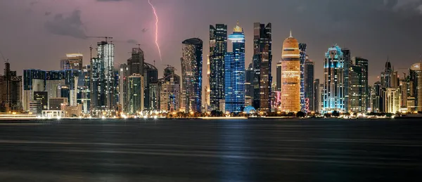 Doha Qatar Skyline Por Noche Mostrando Las Luces Los Rascacielos — Foto de Stock