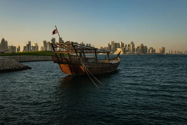 Doha Skyline Namiddag Schot Toont Dhows Met Qatar Vlaggen Arabische — Stockfoto