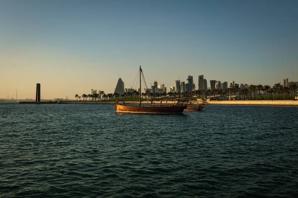 Doha Skyline Namiddag Schot Toont Dhows Met Qatar Vlaggen Arabische — Stockfoto