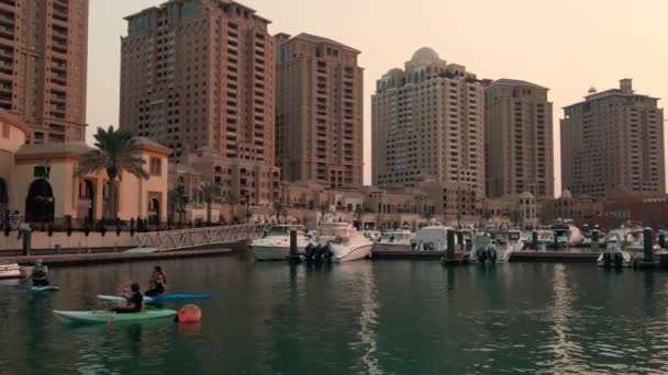 도하에 포르투 아라비아 마리나 카타르 장면은 보트와 아라비아 만에서의 건물에서의 — 비디오