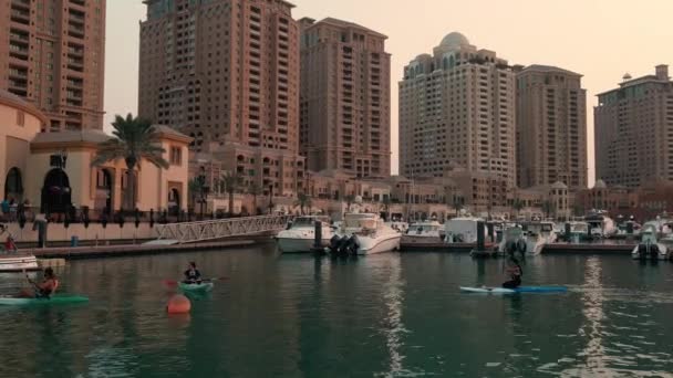 Porto Arabia Przystań Peral Doha Katar Sunset Shot Pokazujący Łodzie — Wideo stockowe