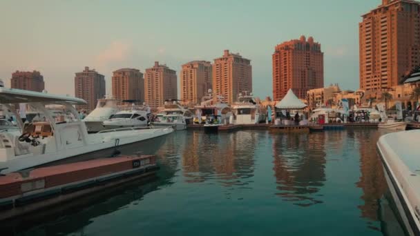 Porto Arabia Marina Peral Doha Qatar Eftermiddag Skott Visar Docking — Stockvideo