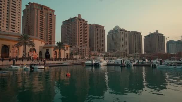 Porto Arabia Marina Peral Doha Qatar Solnedgång Skott Visar Docking — Stockvideo