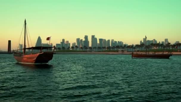 Doha Skyline Eftermiddag Skott Visar Dhows Med Qatar Flaggor Arabiska — Stockvideo