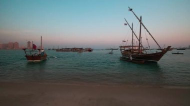 Katara 'da Katara Körfezi' nde Katar Bayrağı ile buluşmalar. Doha Katar 'da 11. Geleneksel Dhow Festivali. Gün batımı. 