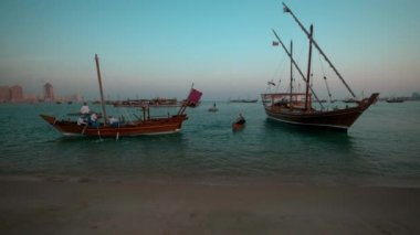Katara 'da Katara Körfezi' nde Katar Bayrağı ile buluşmalar. Doha Katar 'da 11. Geleneksel Dhow Festivali. Gün batımı. 
