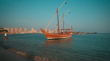Katara 'da Katara Körfezi' nde Katar Bayrağı ile buluşmalar. Doha Katar 'da 11. Geleneksel Dhow Festivali. Gün batımı. 