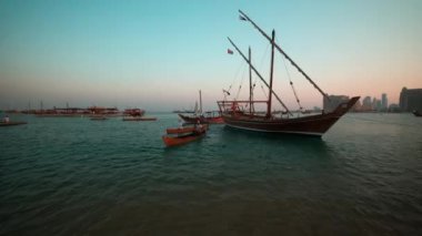 Katara 'da Katara Körfezi' nde Katar Bayrağı ile buluşmalar. Doha Katar 'da 11. Geleneksel Dhow Festivali. Gün batımı. 