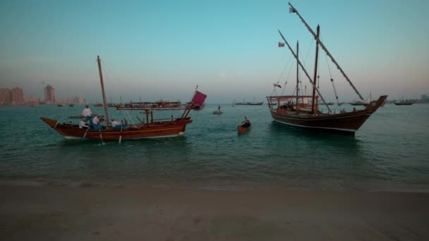 Dhows Mit Katar Flagge Arabischen Golf Katara Traditionelles Dhow Festival — Stockvideo