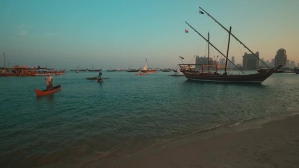 Doha Qatar December 2021 Dhows Met Qatar Vlag Arabische Golf — Stockvideo