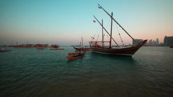 Dhowk Katar Zászlóval Arab Öbölben Katara Tizenegyedik Hagyományos Dhow Fesztivál — Stock videók
