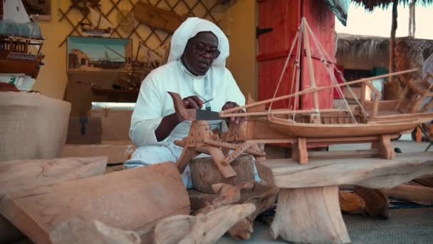 Carpintero Árabe Tradicional Dhow Maker Que Trabaja Katara Pueblo Cultural — Vídeo de stock