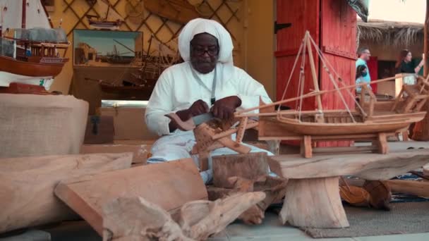 Ein Traditioneller Arabischer Tischler Dhau Hersteller Der Katara Kulturdorf Doha — Stockvideo