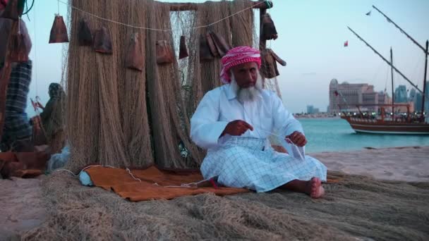 Artisan Arabe Traditionnel Tissant Une Résille Dans Village Culturel Katara — Video