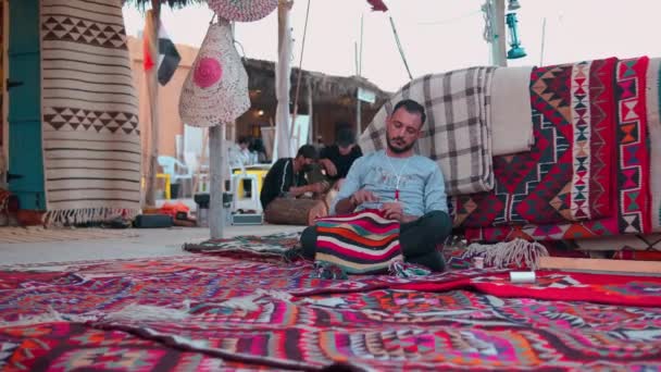 Ein Traditioneller Hersteller Handgemachter Teppiche Katara Kulturdorf Doha Katar Tageslicht — Stockvideo