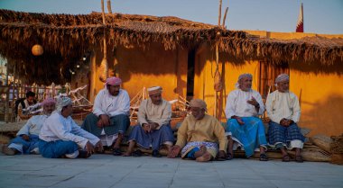 Katara 11. Geleneksel Dhow Festivali sırasında Katar 'ın Doha kentindeki Katara kültür köyünde oturan bir grup geleneksel Arap balıkçı.