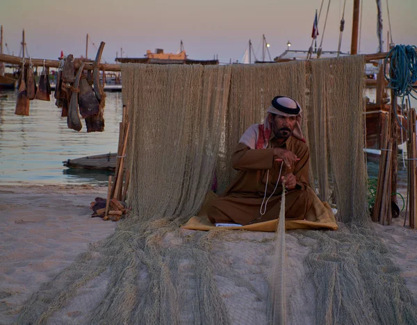 Artesão Árabe Tradicional Tecendo Rede Pesca Aldeia Cultural Katara Vista — Fotografia de Stock