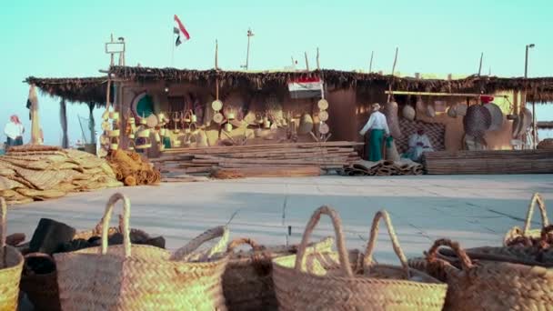カタラ文化村ドーハで撮影されたヤシの葉で作られたアンティーク フィッシュネット バスケットやマットを示す伝統的な手作りのお店カタール — ストック動画
