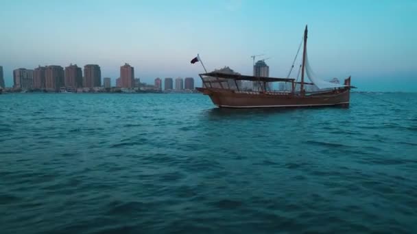 Традиційний Фестиваль Дахів Доха Катар Знятий Вітрильного Човна Прапором Катару — стокове відео
