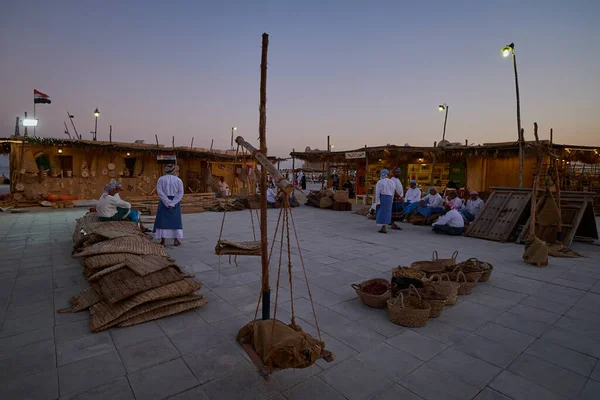 Grupo Pescadores Árabes Tradicionales Sentados Katara Pueblo Cultural Doha Qatar —  Fotos de Stock