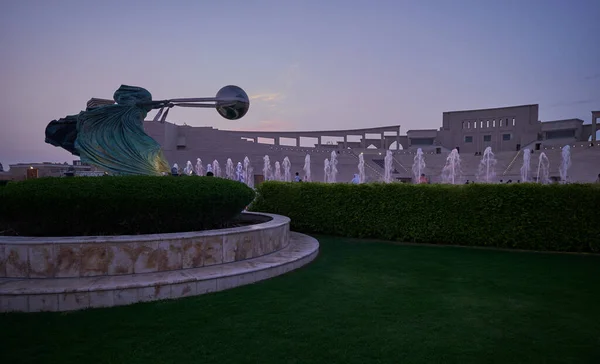 Katara Villa Cultural Doha Qatar Con Fuerza Naturaleza Estatua Primer — Foto de Stock