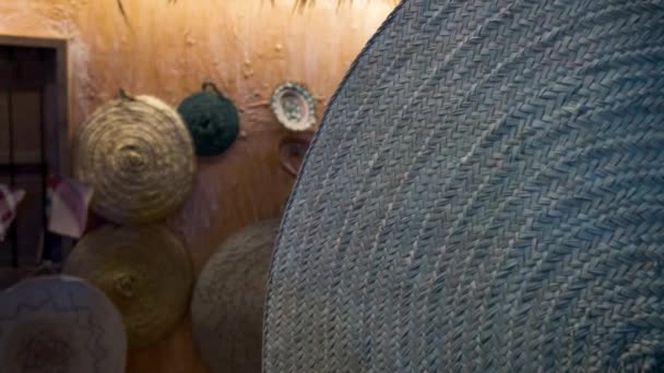 Traditionele Handgemaakte Manden Matten Gemaakt Met Palmbladeren Close Panning Shot — Stockvideo