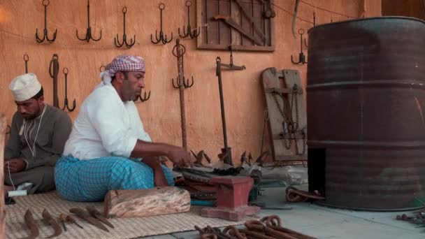 Een Traditionele Arabische Smid Werkt Katara Cultureel Dorp Doha Qatar — Stockvideo
