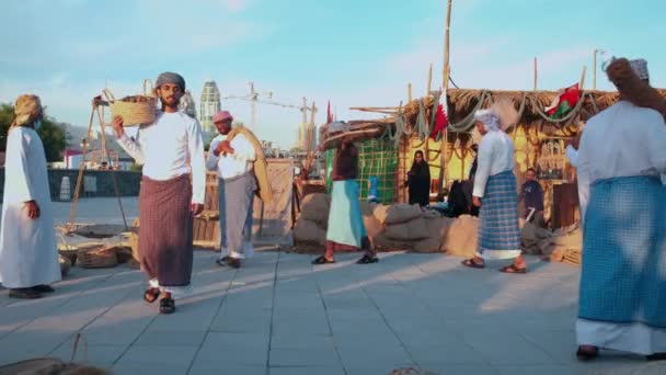 Grupp Traditionella Arabiska Fiskare Uppträder Katara Kulturby Doha Qatar Dagsljusvy — Stockvideo