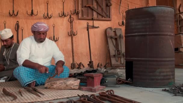 Ein Traditioneller Arabischer Schmied Der Kulturdorf Katara Doha Katar Arbeitet — Stockvideo