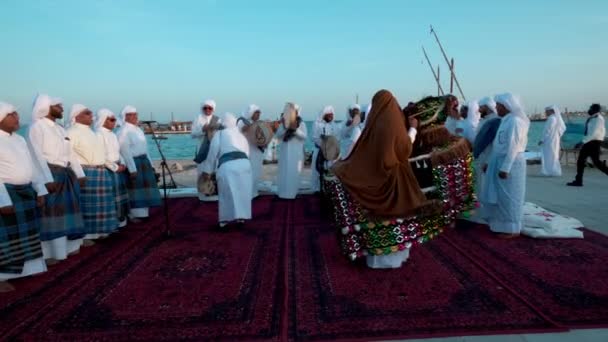 カタールの伝統的な民俗舞踊 アーダダンス カタールの夏時間のショットでカタール第11回伝統的なダウ祭り — ストック動画