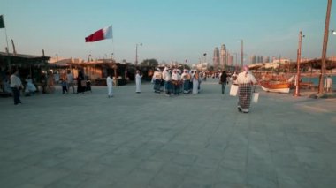 Katara 'da geleneksel Katara folklor dansı (Ardah dansı) Doha Katar gündüz çekiminde geleneksel dhow festivali 