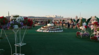 Souq waqif Doha, Katar çiçek festivali sırasında Katar gündüz görüşü 4. Sergi, çeşme ve ziyaretçilerle birlikte