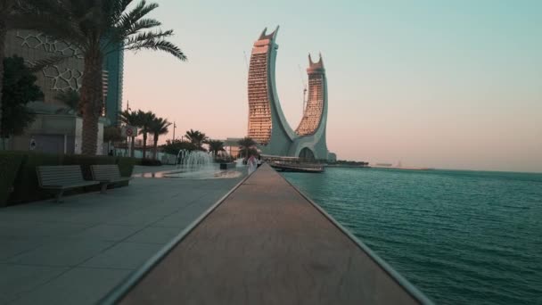 Lusail Corniche Vid Marinan Lusail Qatar Solnedgång Skott Visar Fontän — Stockvideo