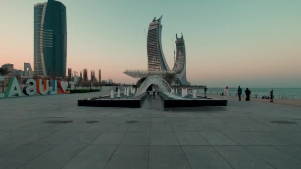 Lusail Corniche Yachthafen Lusail Katar Sonnenuntergang Aufnahme Zeigt Brunnen Menschen — Stockvideo