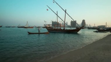 Katara 'da Katara Körfezi' nde Katar Bayrağı ile buluşmalar. Doha Katar 'da 11. Geleneksel Dhow Festivali. Gün batımı. 