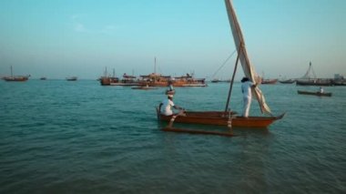 Katara 'da Katara Körfezi' nde Katar Bayrağı ile buluşmalar. Doha Katar 'da 11. Geleneksel Dhow Festivali. Gün batımı. 
