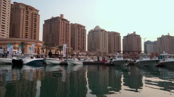 Porto Arabia Przystań Peral Doha Katar Popołudniowe Ujęcie Pokazujące Łodzie — Wideo stockowe