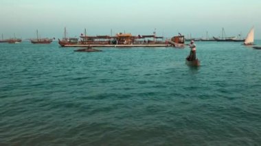 Katara 'da Katara Körfezi' nde Katar Bayrağı ile buluşmalar. Doha Katar 'da 11. Geleneksel Dhow Festivali. Gün batımı. 