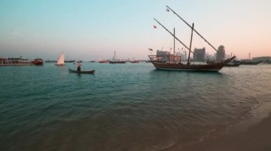 Katara 'da Katara Körfezi' nde Katar Bayrağı ile buluşmalar. Doha Katar 'da 11. Geleneksel Dhow Festivali. Gün batımı. 
