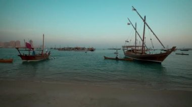 Katara 'da Katara Körfezi' nde Katar Bayrağı ile buluşmalar. Doha Katar 'da 11. Geleneksel Dhow Festivali. Gün batımı. 