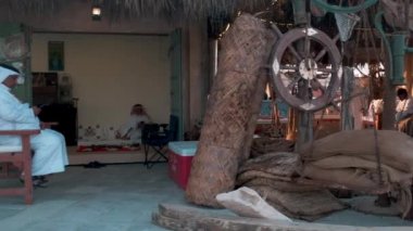 Doha Katar 'da düzenlenen 11. Geleneksel Dhow Festivali öğleden sonra çekimleri, ana caddede yürüyen ziyaretçilerin körfez ülkelerinden gelen sergiyi izlediğini gösteriyor.