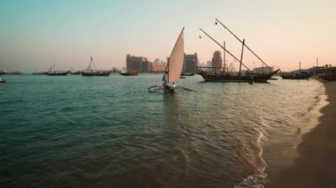 Katara 'da Katara Körfezi' nde Katar Bayrağı ile buluşmalar. Doha Katar 'da 11. Geleneksel Dhow Festivali. Gün batımı.