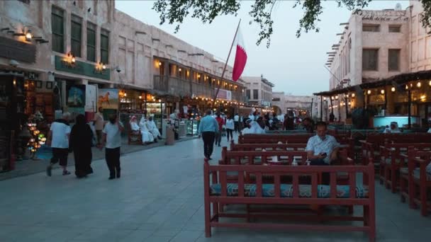카타르메인 거리에 Souq Waqif 에서는 앉아서 보이는 카타르 국기가 보인다 — 비디오