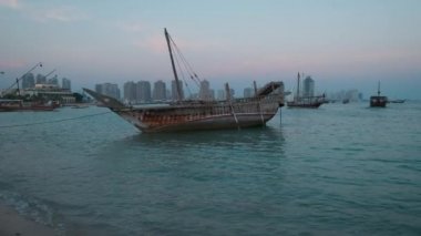 Katara 'da Katara Körfezi' nde Katar Bayrağı ile buluşmalar. Doha Katar 'da 11. Geleneksel Dhow Festivali. Gün batımı. 