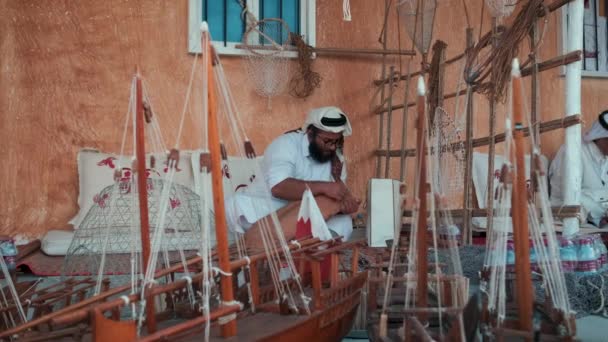Een Traditionele Arabische Timmerman Dhow Maker Werken Katara Cultureel Dorp — Stockvideo