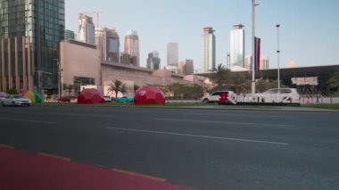 Katar 'ın 2022 FIFA Dünya Kupası hazırlıkları, Katar' ın Doha kentindeki Omar AL Muhtar caddesinde gösterilen futbol takımlarının bayraklarıyla