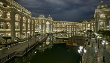 Vendome Alışveriş Merkezi 'ni Lusail şehrinde, Katar' ın iç manzarasını geceleri büyük fıskiyeli alışveriş merkezinin mimarisini gösteriyor.