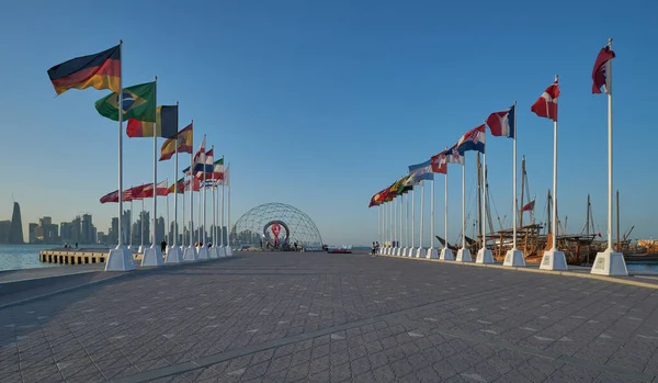 世界杯卡塔尔2022年官方倒计时时间于11月21日星期日在多哈的一个风景如画的科利奇渔区揭幕 该渔区悬挂着参加国的国旗 免版税图库照片