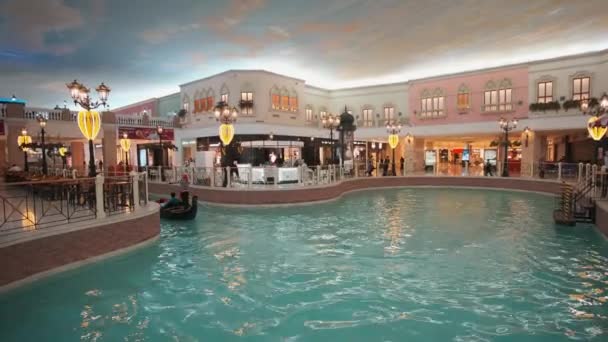 Villaggio Mall Στη Ντόχα Κατάρ Εσωτερικό Πλάνο Που Δείχνει Γόνδολα — Αρχείο Βίντεο