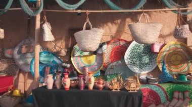 Örülmüş paspaslar, sepetler ve kurutulmuş palmiye yapraklarından yapılmış torbalar. Geleneksel sanat ve el işi